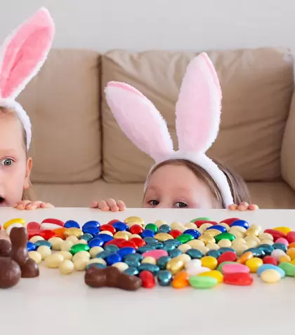 Ni�os listos para disfrutar los huevos de chocolate en las Pascuas con las promos de COTO.