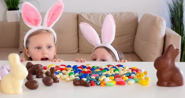 Ni�os listos para disfrutar los huevos de chocolate en las Pascuas con las promos de COTO.