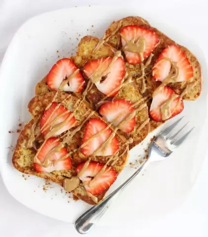 Tostadas francesas con frutilla y pasta de man�