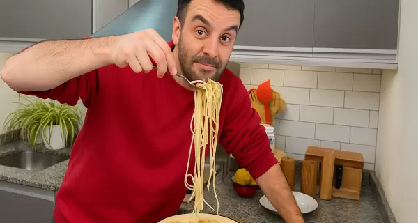 Tortilla de fideos rellena de jam�n y queso, una receta f�cil y rendidora para aprovechar sobras.