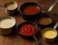 Salsas y aderezos, dos preparaciones distintas que aportan sabor y textura a los platos.