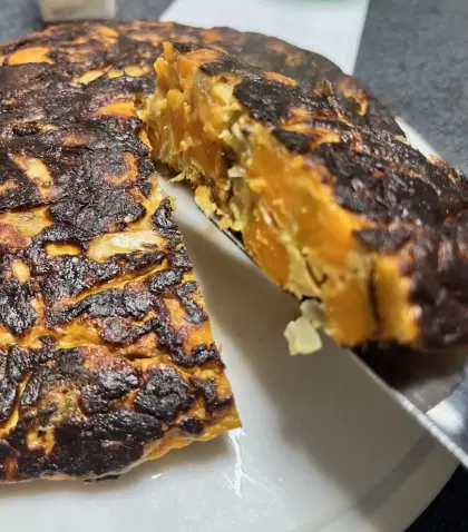 Tortilla de batata dorada y jugosa, perfecta para cualquier comida del d�a