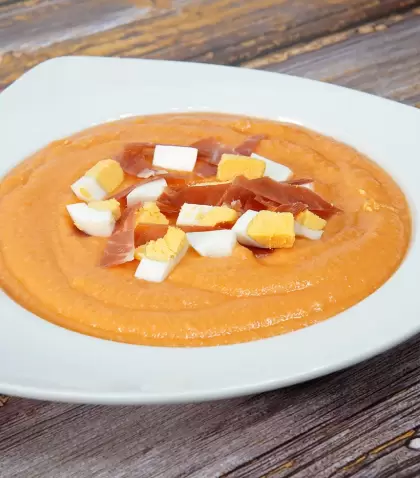 Un plato fresco y delicioso: el tradicional salmorejo cordob�s con huevo y jam�n