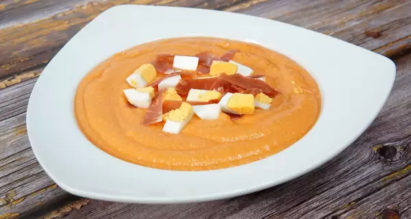 Un plato fresco y delicioso: el tradicional salmorejo cordob�s con huevo y jam�n