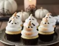 Cupcakes fantasmas decorados con merengue: una opci�n ideal para Halloween.