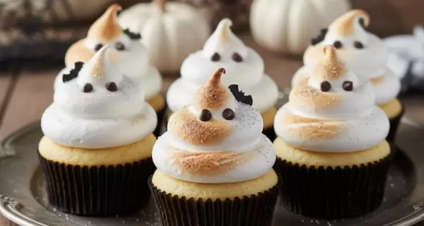 Cupcakes fantasmas decorados con merengue: una opci�n ideal para Halloween.