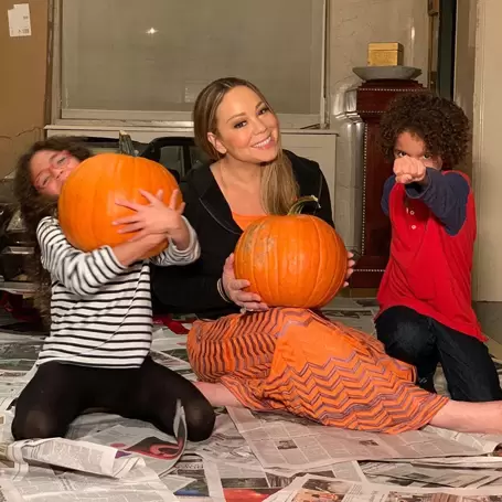 Mariah Carey celebra Halloween con sus mellizos