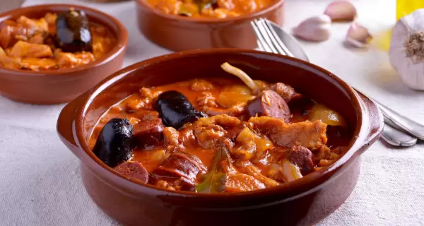 Callos a la madrile�a servidos en cazuela de barro, como en los bares tradicionales de Madrid