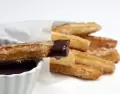 Churros reci�n hechos con chocolate espeso, un cl�sico madrile�o para disfrutar en cualquier �poca del a�o.