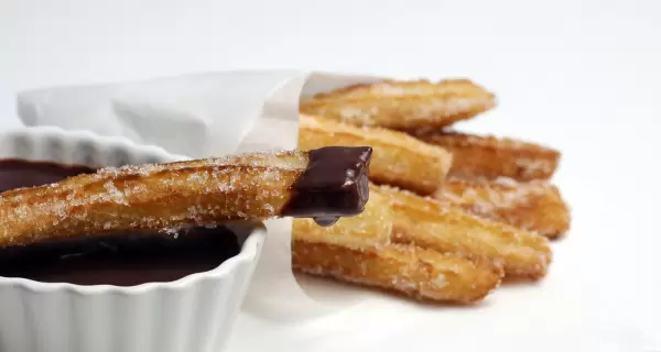 Churros reci�n hechos con chocolate espeso, un cl�sico madrile�o para disfrutar en cualquier �poca del a�o.
