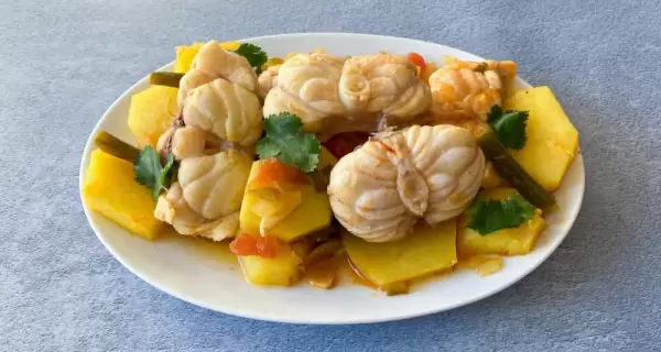 Bullit de peix servido con alioli, papas y arroz a banda, como en las mesas de Ibiza