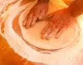 Pizza casera con masa esponjosa y sabor tradicional, perfecta para compartir en familia.