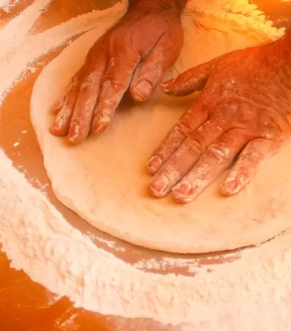 Pizza casera con masa esponjosa y sabor tradicional, perfecta para compartir en familia.