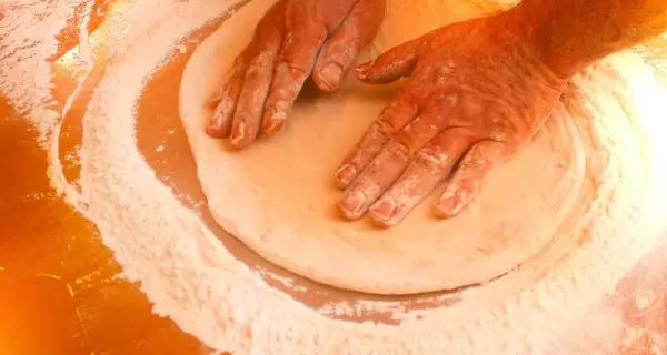 Pizza casera con masa esponjosa y sabor tradicional, perfecta para compartir en familia.