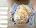 Pan de campo casero, con masa esponjosa y corteza crocante, hecho con pocos ingredientes.