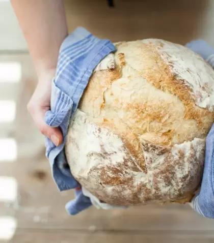 Pan de campo casero, con masa esponjosa y corteza crocante, hecho con pocos ingredientes.