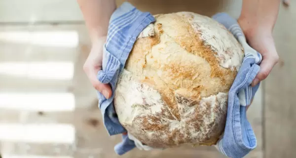Pan de campo casero, con masa esponjosa y corteza crocante, hecho con pocos ingredientes.