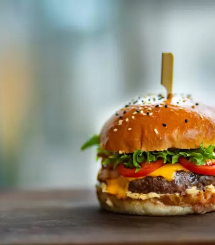 Foto De Jugosa Hamburguesa En Superficie De Madera