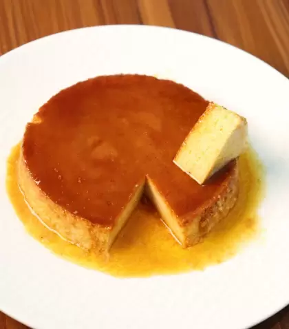 Flan de huevo casero, suave y cremoso, el postre tradicional que nunca falla.