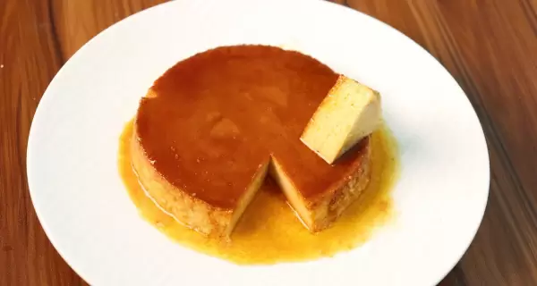 Flan de huevo casero, suave y cremoso, el postre tradicional que nunca falla.
