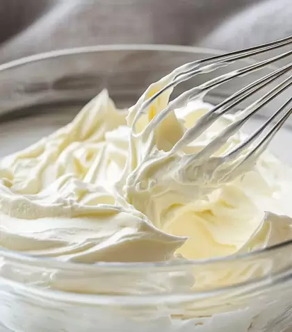 La crema chantilly casera es suave, aireada y perfecta para decorar o acompa�ar postres.
✅ Fuente: Guiadecocinafacil.com