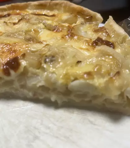La tarta de cebolla y queso es una opci�n simple, econ�mica y llena de sabor casero.