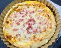 Tarta de jam�n y queso casera, dorada y con relleno cremoso.