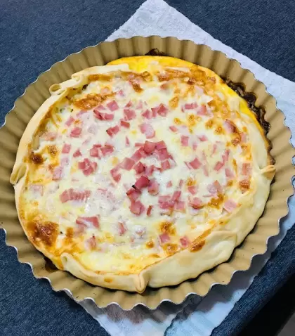 Tarta de jam�n y queso casera, dorada y con relleno cremoso.
