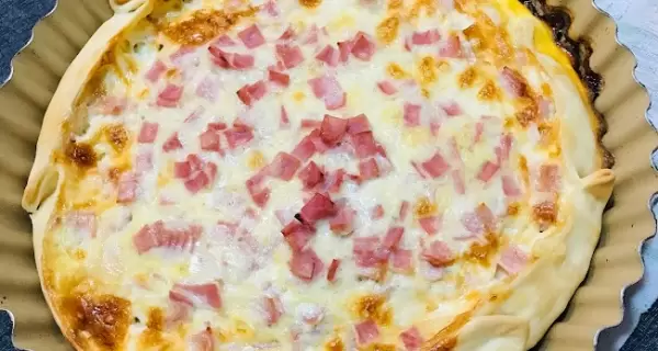 Tarta de jam�n y queso casera, dorada y con relleno cremoso.