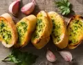 Pan de ajo casero, crocante y sabroso, ideal para acompa�ar comidas