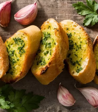 Pan de ajo casero, crocante y sabroso, ideal para acompa�ar comidas