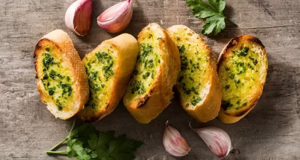 Pan de ajo casero, crocante y sabroso, ideal para acompa�ar comidas