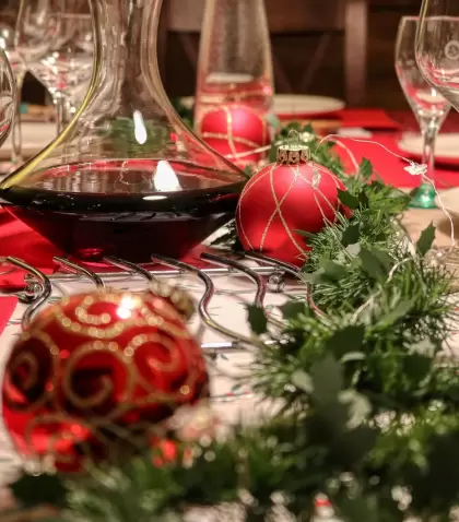 Una mesa navide�a simple y festiva, armada con detalles f�ciles y econ�micos.