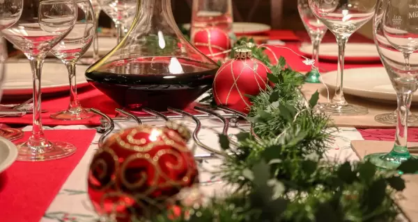 Una mesa navide�a simple y festiva, armada con detalles f�ciles y econ�micos.