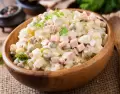 Ensalada rusa navide�a, tambi�n llamada ensalada Olivier, por el chef ruso Lucien Olivier.