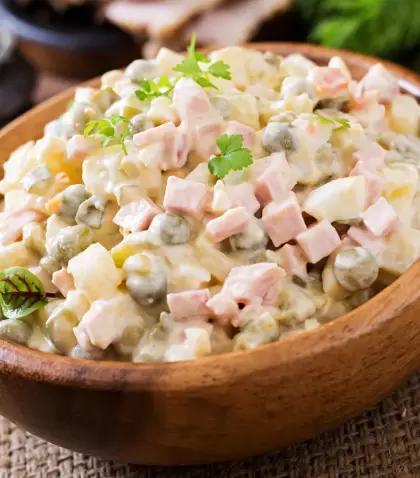 Ensalada rusa navide�a, tambi�n llamada ensalada Olivier, por el chef ruso Lucien Olivier.