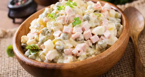 Ensalada rusa navide�a, tambi�n llamada ensalada Olivier, por el chef ruso Lucien Olivier.