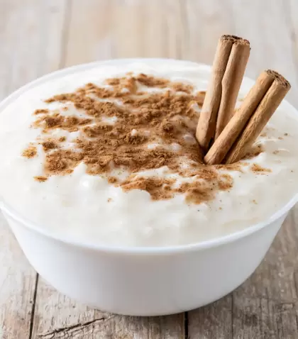 Arroz con leche navideno suave, cremoso y con aroma a fiesta.