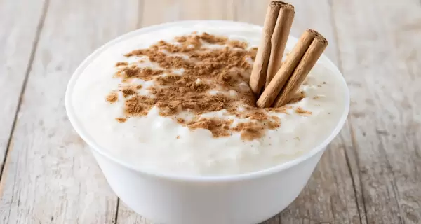 Arroz con leche navideno suave, cremoso y con aroma a fiesta.