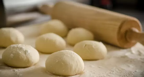 Pan de leche casero: suave, esponjoso y perfecto para desayunos festivos.