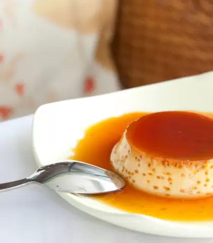 Flan de huevo navideno clasico y cremoso para las fiestas