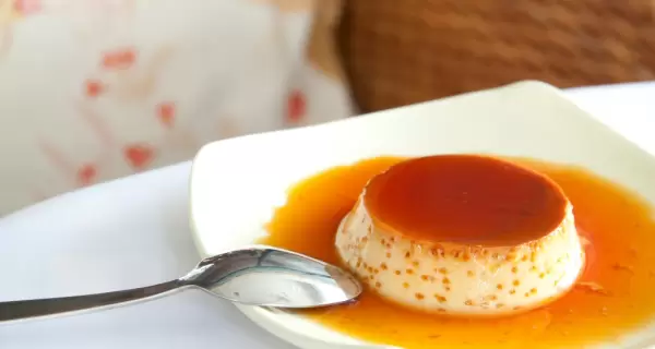 Flan de huevo navideno clasico y cremoso para las fiestas