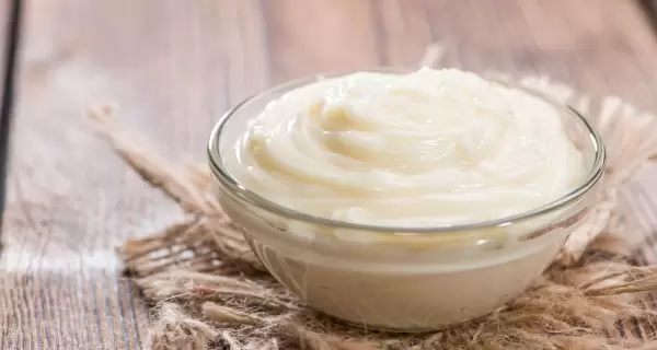 Mayonesa casera cremosa: lista en minutos y con pocos ingredientes.