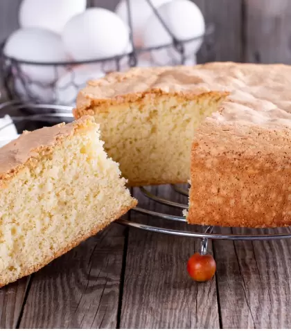 Bizcochuelo de naranja h�medo y esponjoso, perfecto para la merienda.