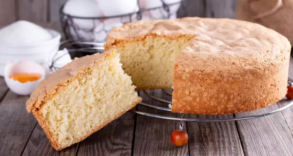 Bizcochuelo de naranja h�medo y esponjoso, perfecto para la merienda.