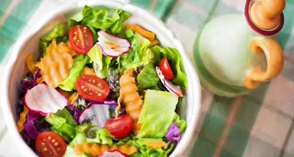 Ensalada fresca y colorida ideal para la mesa de fin de a�o