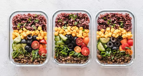 Ensalada de lentejas fresca, nutritiva y rendidora.