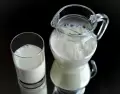 La leche se puede freezar hasta 3 meses si se guarda en envases aptos y se descongela en la heladera.