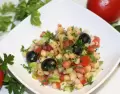 Ensalada de garbanzos fresca, proteica y rendidora.