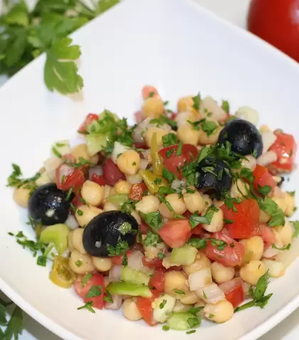 Ensalada de garbanzos fresca, proteica y rendidora.